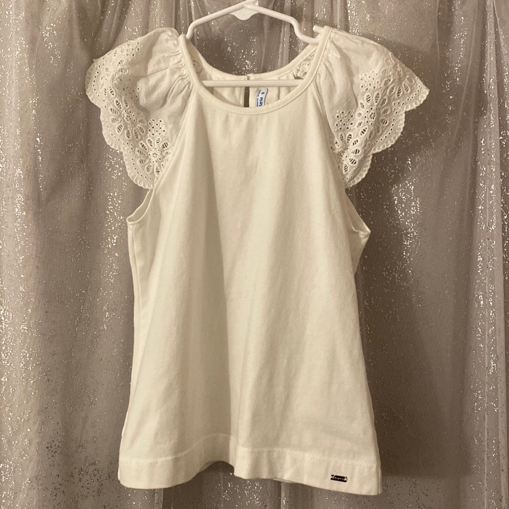 Adorable white scalloped top
